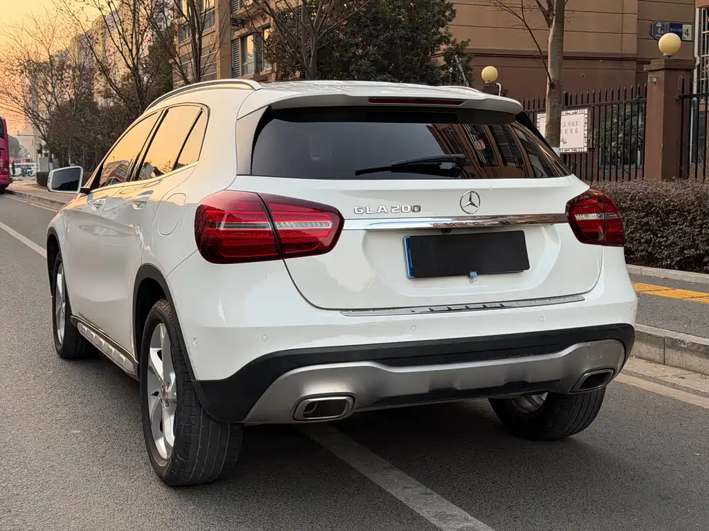 MERCEDES-BENZ GLA