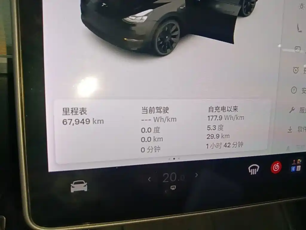 Tesla Model Y — миниатюра 12