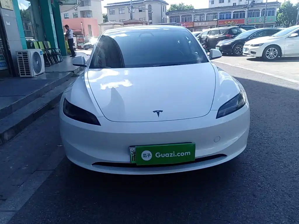 Tesla Model 3 — миниатюра 3
