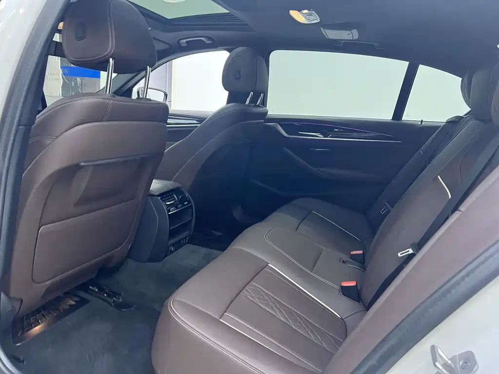 BMW 5 Series — миниатюра 12
