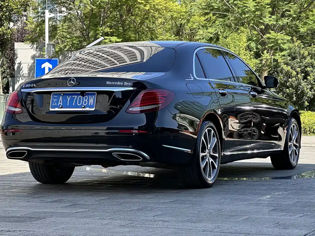 Mercedes-Benz E-Class — миниатюра 11