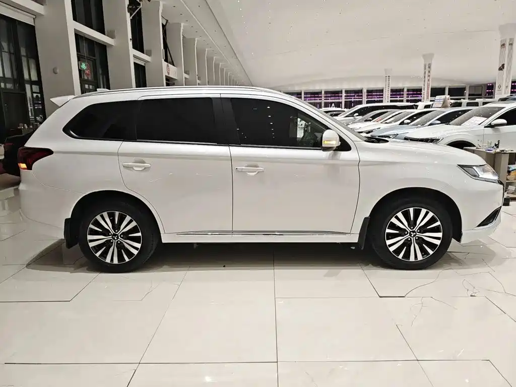 Mitsubishi Outlander — миниатюра 9