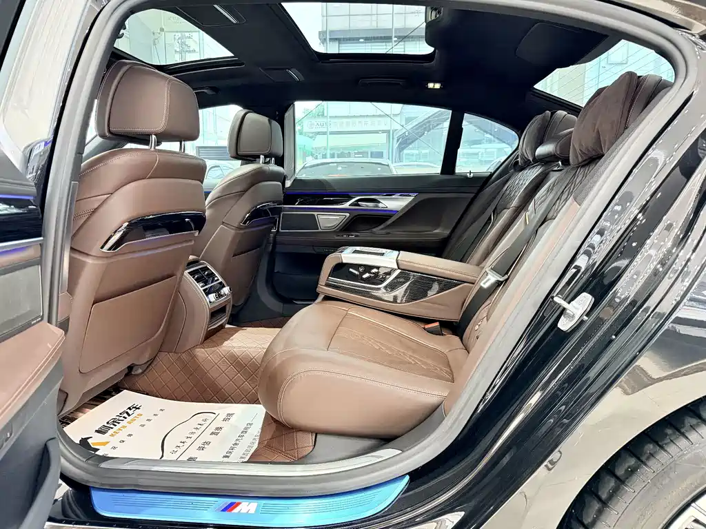 BMW 7 Series — миниатюра 7