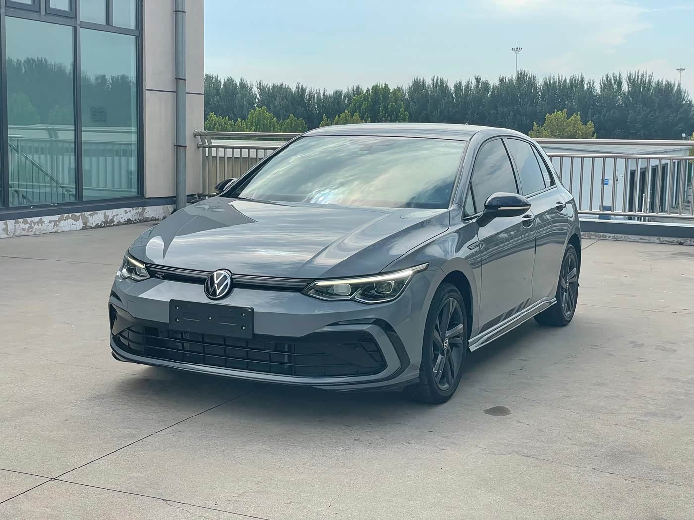 Volkswagen Golf 1.4 л 2023 г. Серебристо-серый, пробег 16000 км