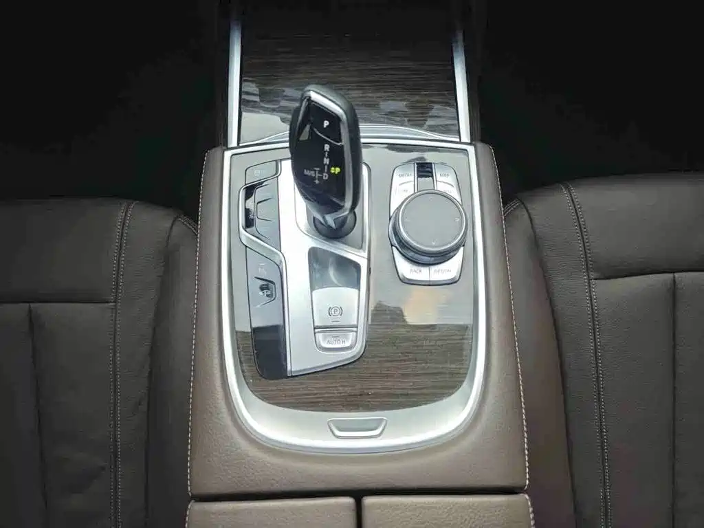 BMW 7 Series — миниатюра 12
