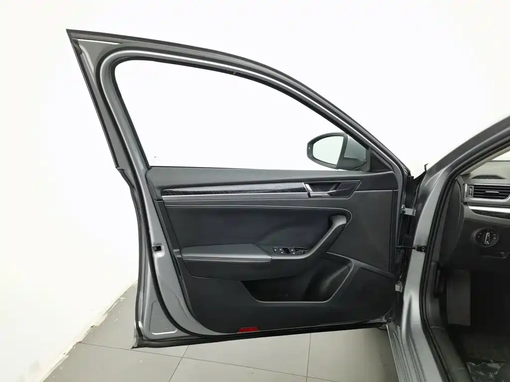 Skoda Superb — миниатюра 8