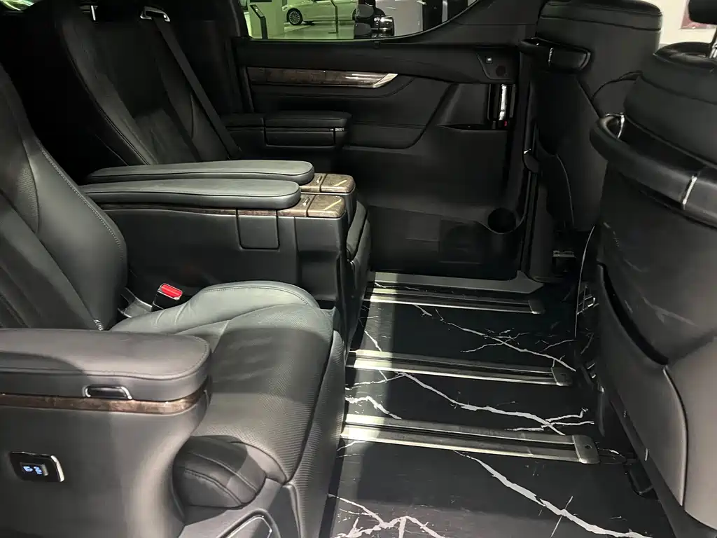 Toyota Vellfire — миниатюра 6