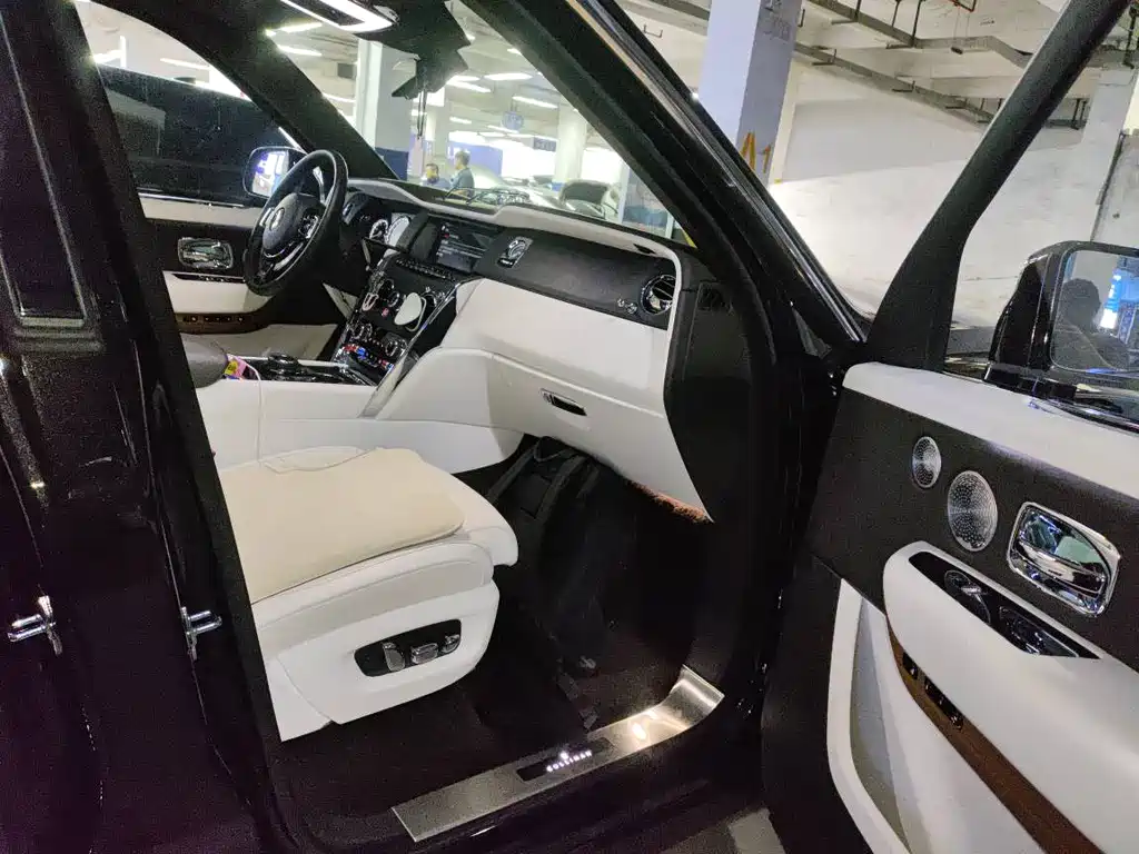 Rolls-Royce Cullinan 2018 мест