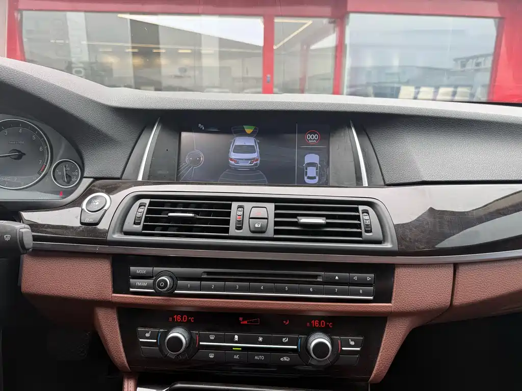 BMW 5 Series — миниатюра 12