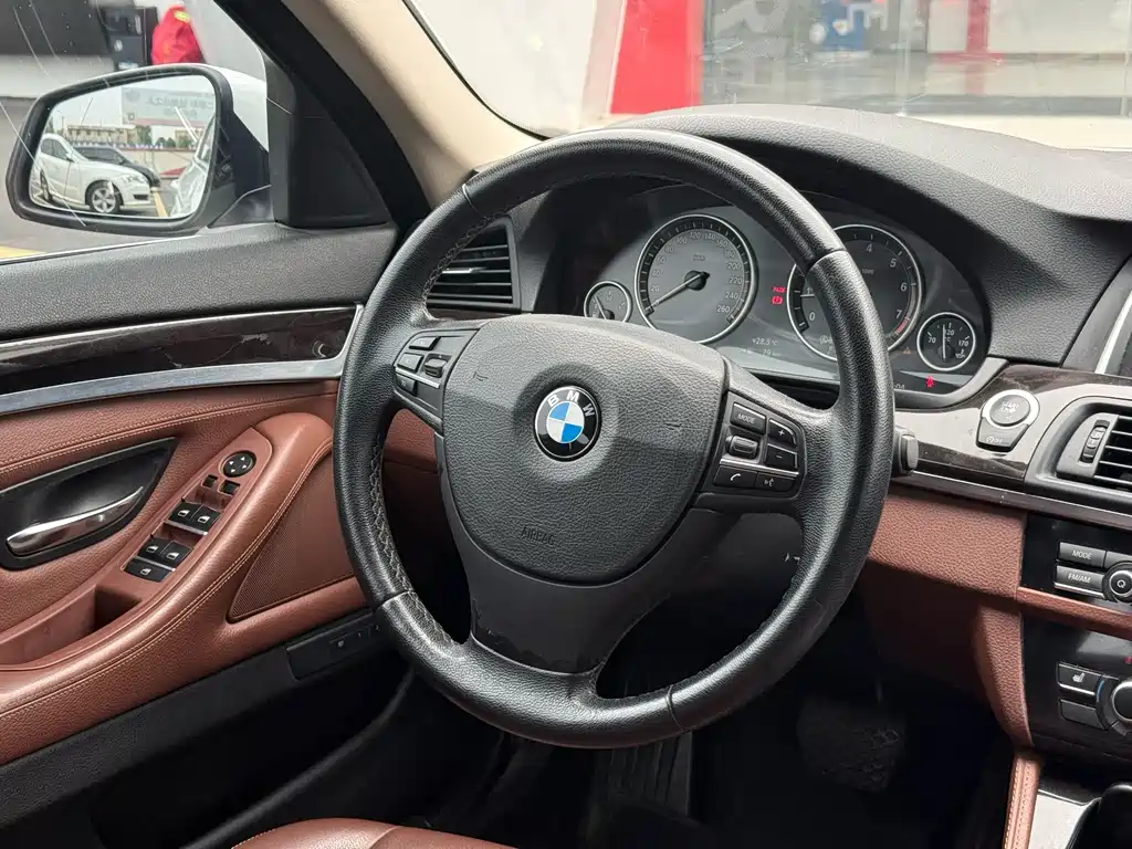 BMW 5 Series — миниатюра 9