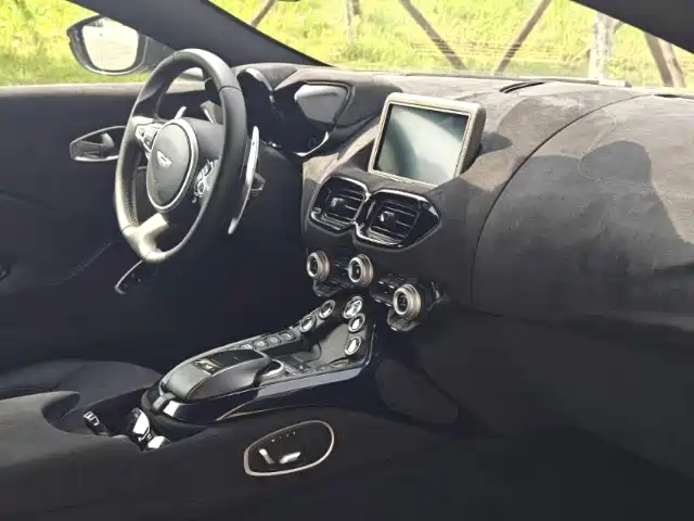 Aston Martin V8 Vantage — миниатюра 4