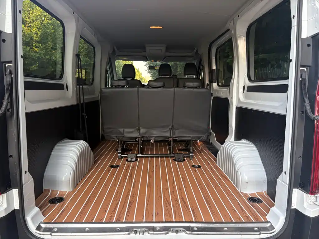 Maxus V90 2022 2.0T MT 6 мест