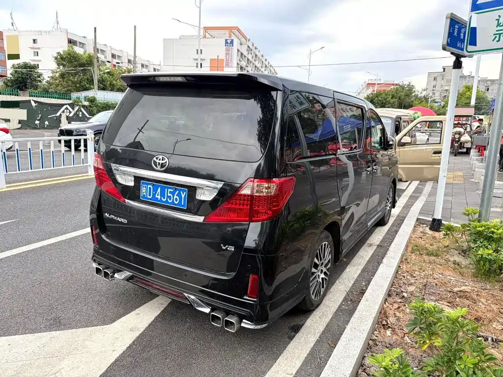 Toyota Alphard — миниатюра 3