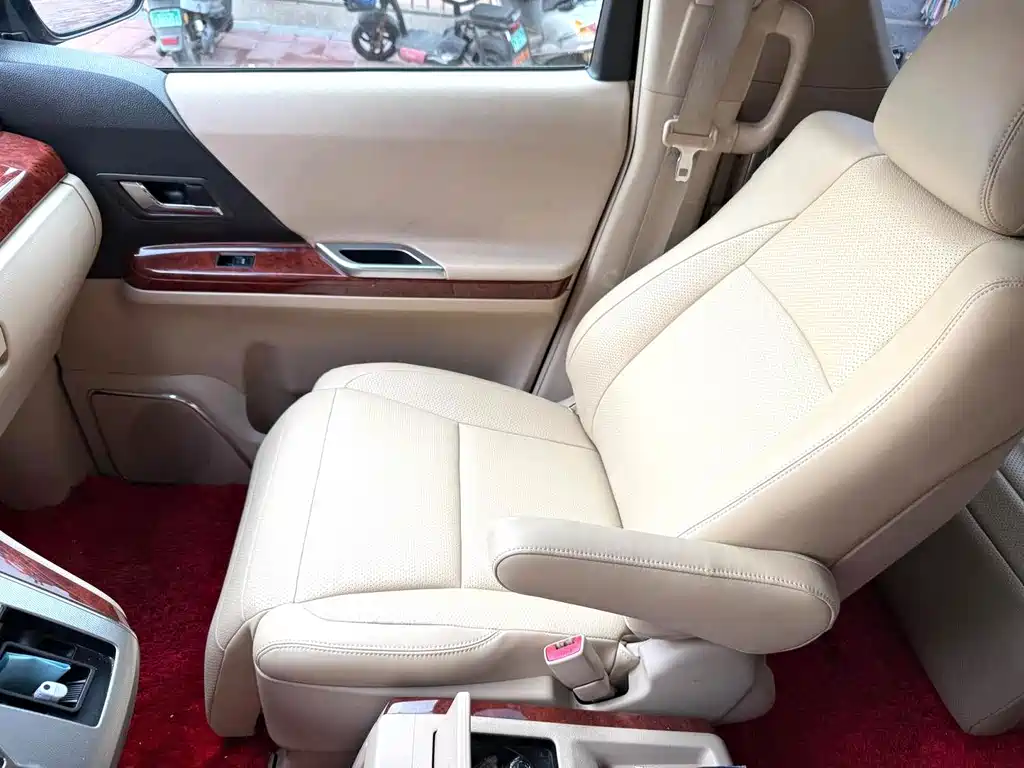Toyota Alphard — миниатюра 7