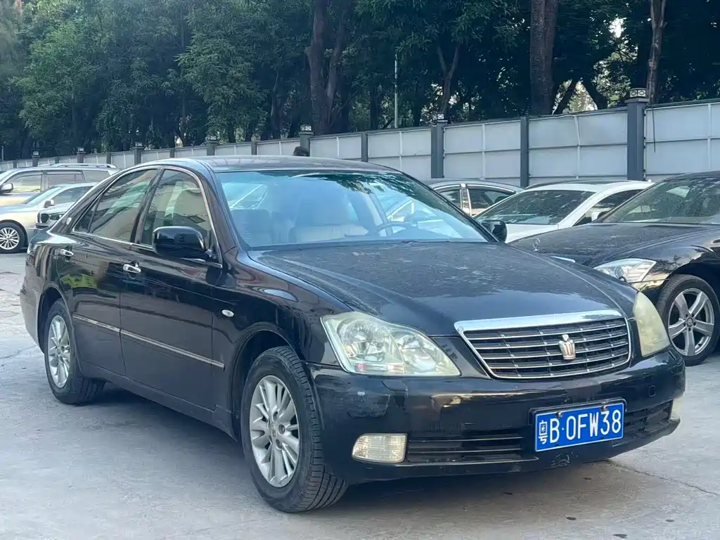 Toyota Crown — миниатюра 3