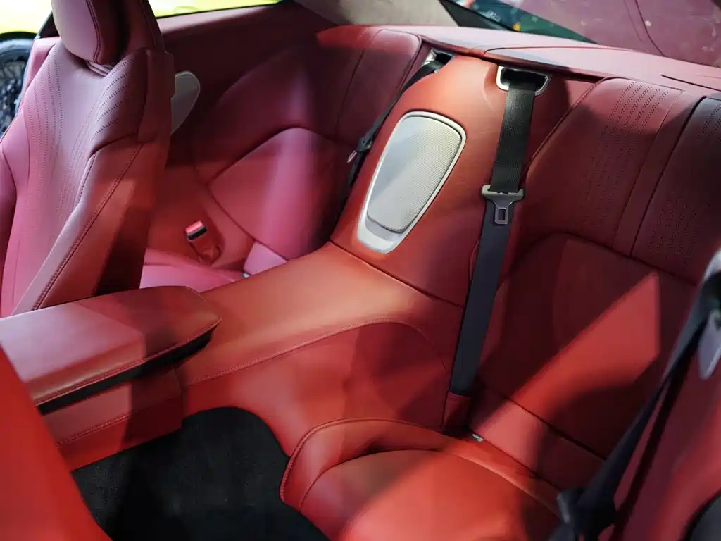 Aston Martin DB11 — миниатюра 32