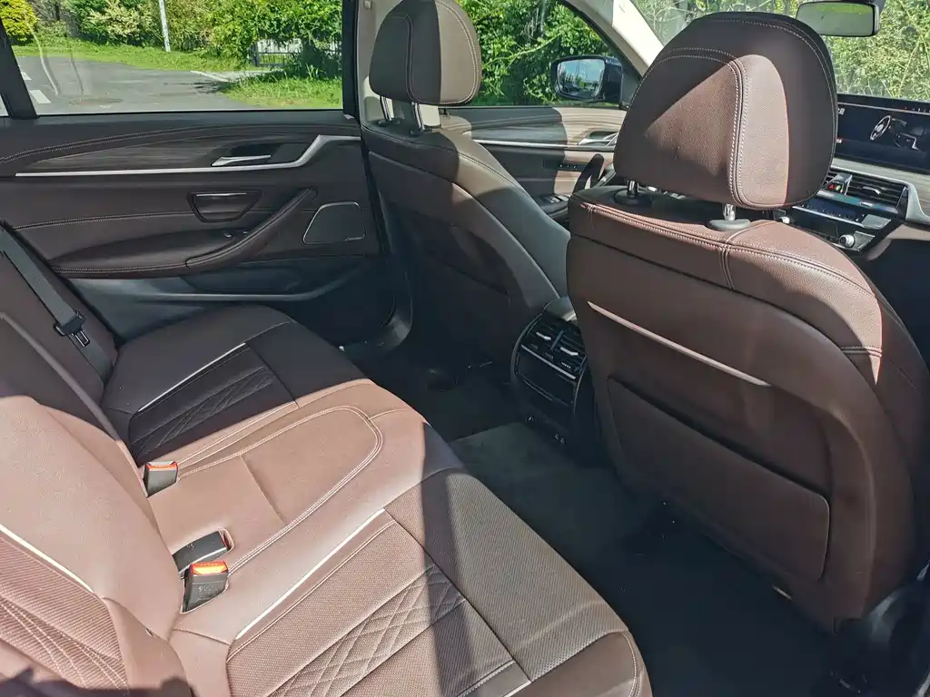 BMW 5 Series — миниатюра 18