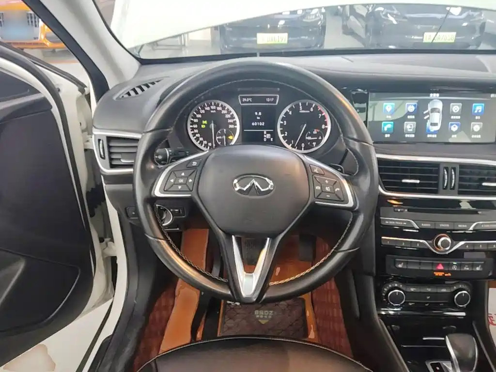 Infiniti QX30 — миниатюра 11