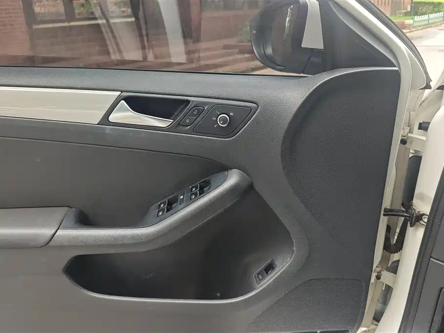 Volkswagen Sagitar 2014 1.6L AT Comfort