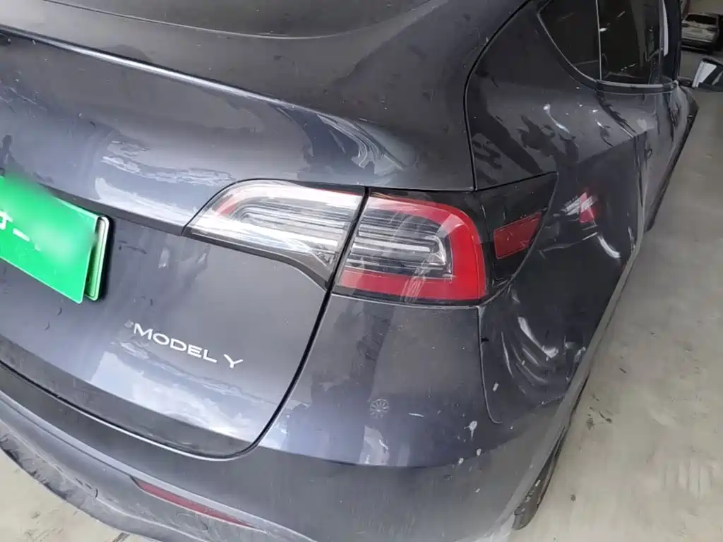 Tesla Model Y — миниатюра 8