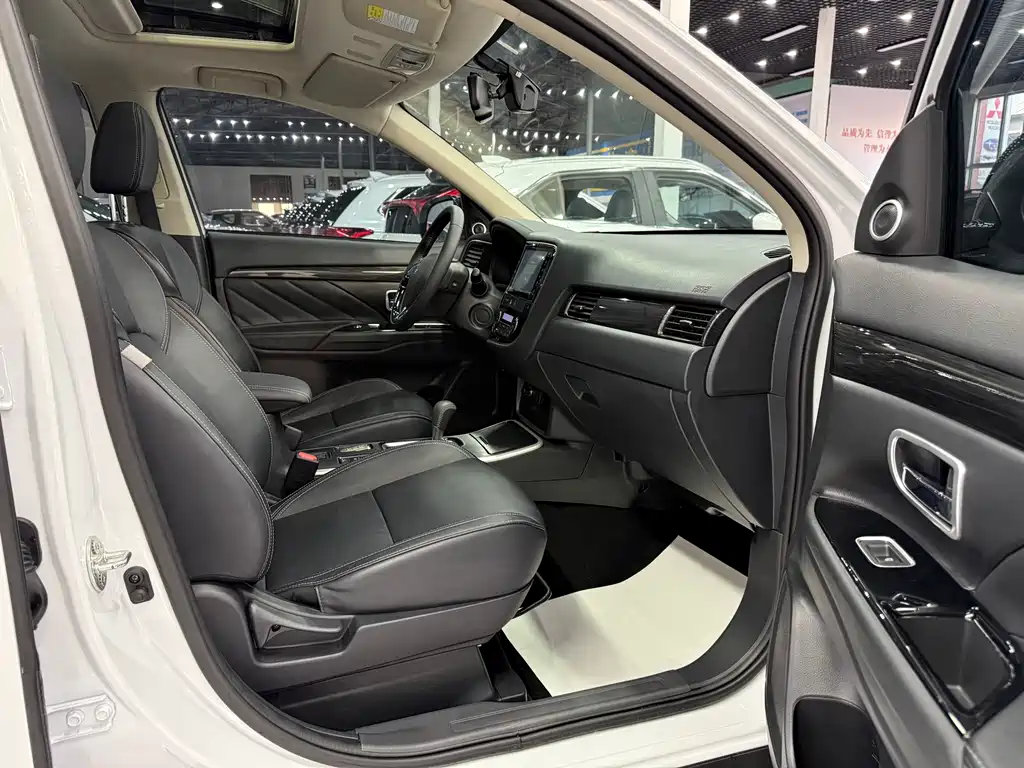 MITSUBISHI OUTLANDER