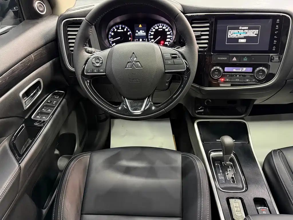 MITSUBISHI OUTLANDER