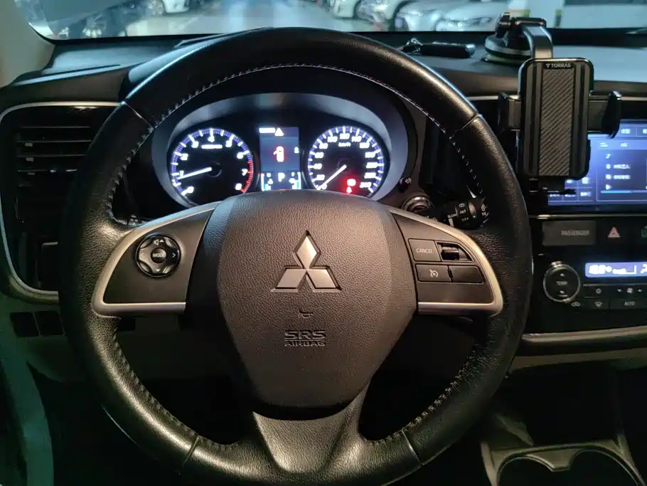 Mitsubishi Outlander (Import) 2.4L 4WD Luxury Navigation Edition 5 seats, фото 15