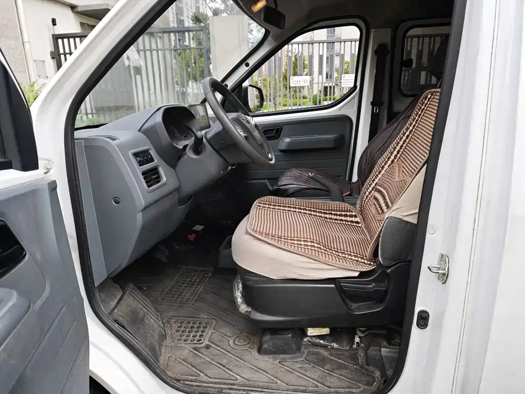 Wuling Yangguang — миниатюра 5