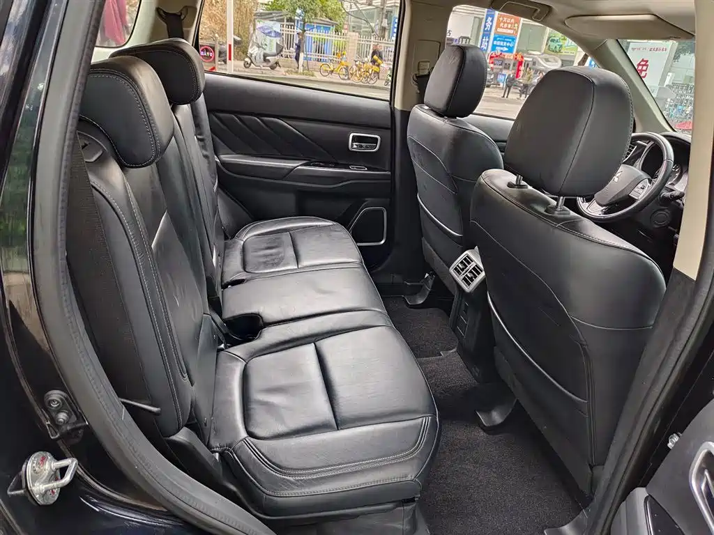 MITSUBISHI OUTLANDER