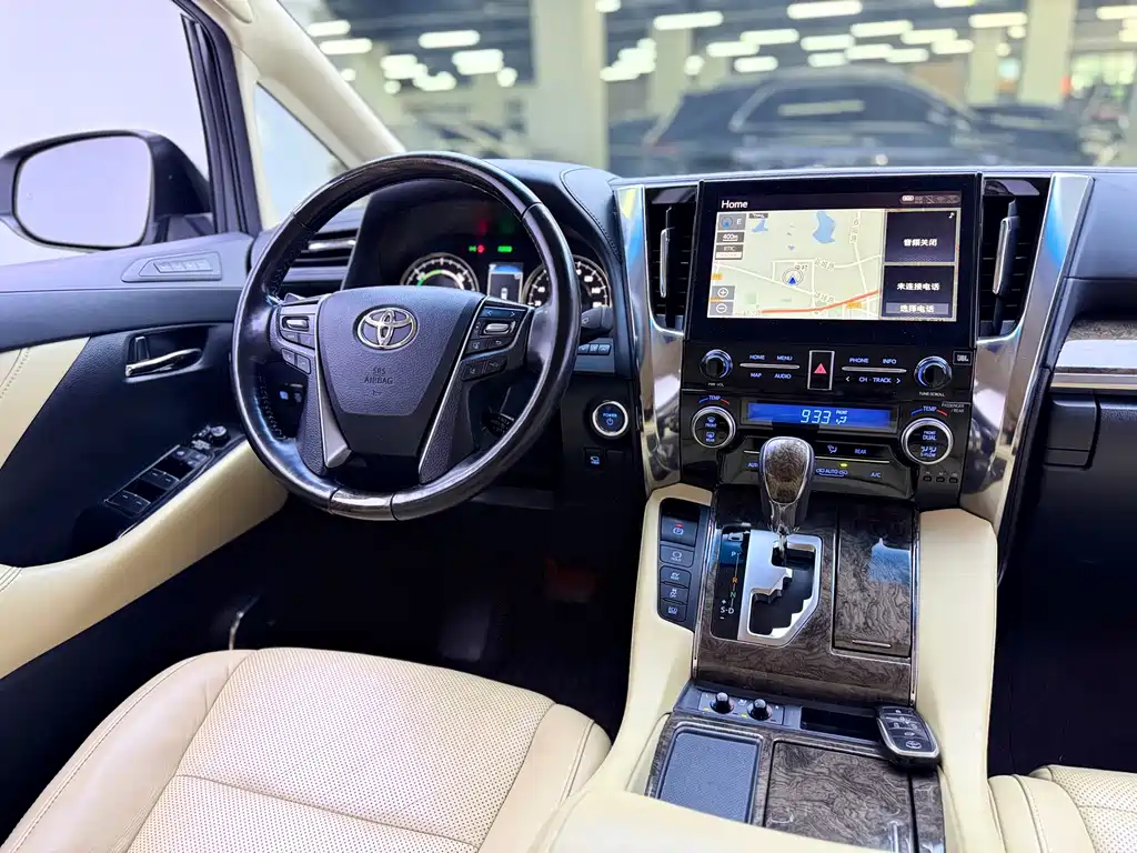 Toyota Alphard — миниатюра 13