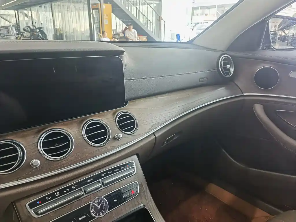 Mercedes-Benz E-Class — миниатюра 11