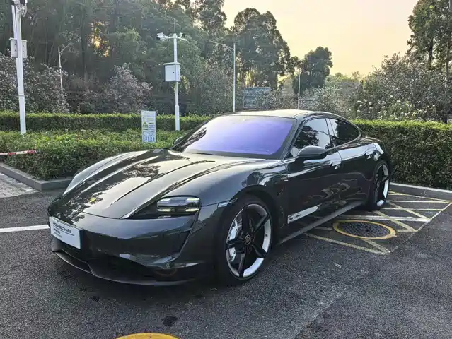 PORSCHE TAYCAN 2023