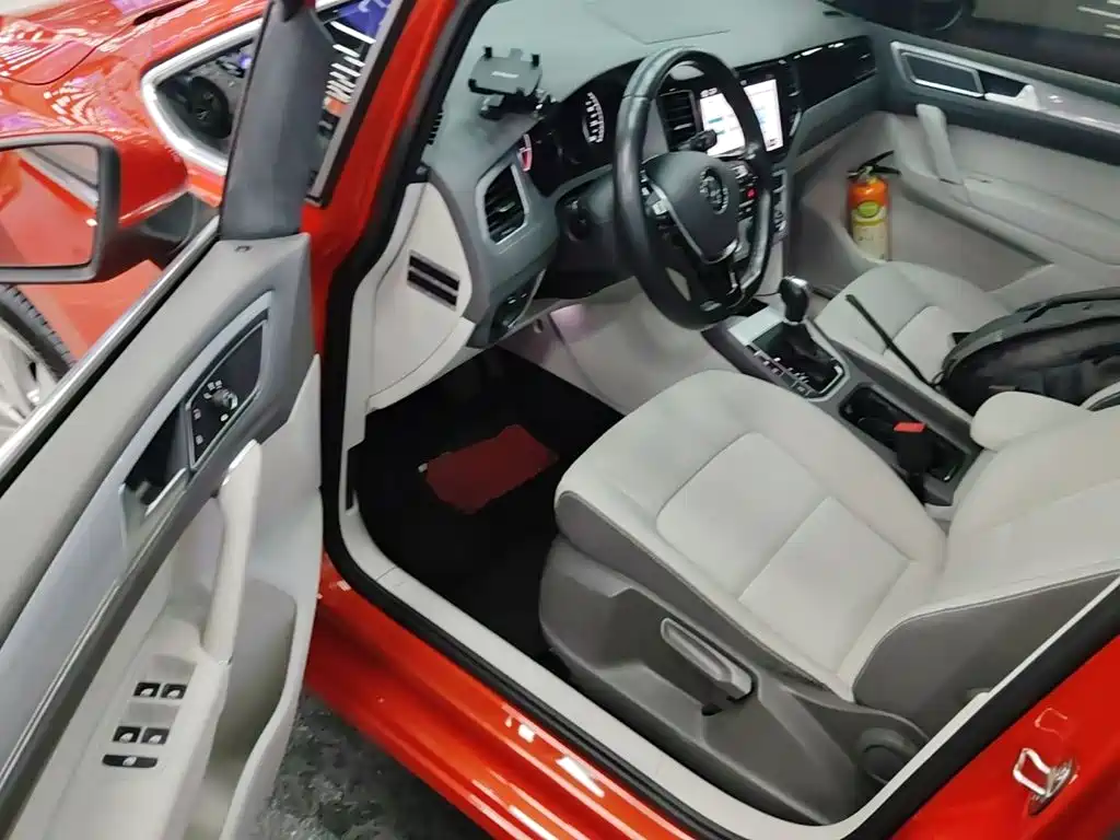 Volkswagen Golf · 2016 230TSI AT