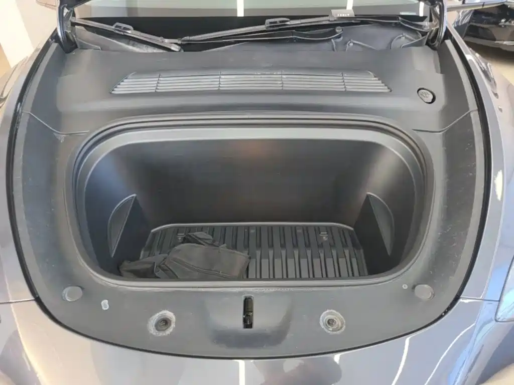 Tesla Model Y — миниатюра 20