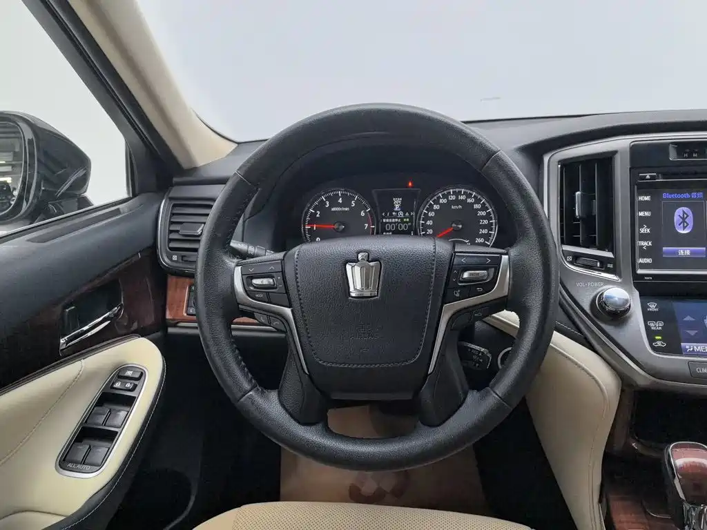 Toyota Crown — миниатюра 11