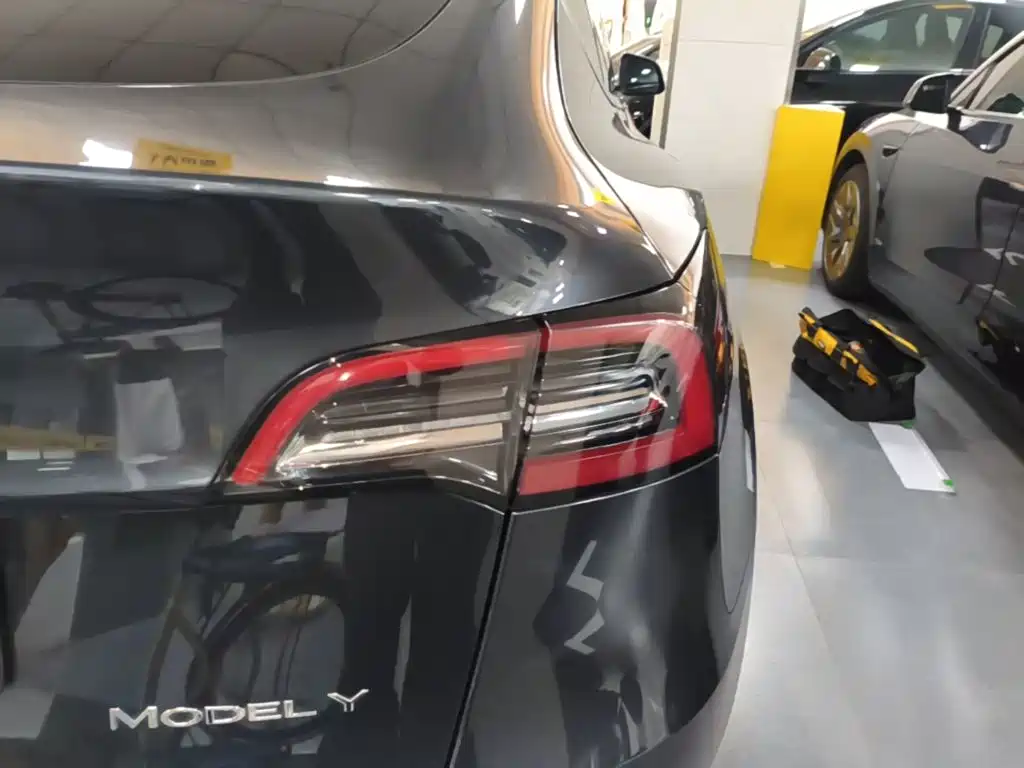 Tesla Model Y — миниатюра 8