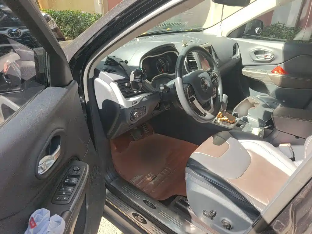 Jeep Cherokee — миниатюра 12