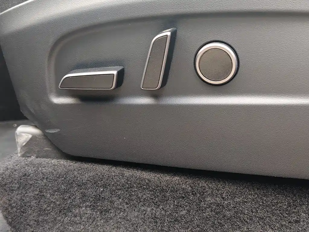 Tesla Model Y — миниатюра 21