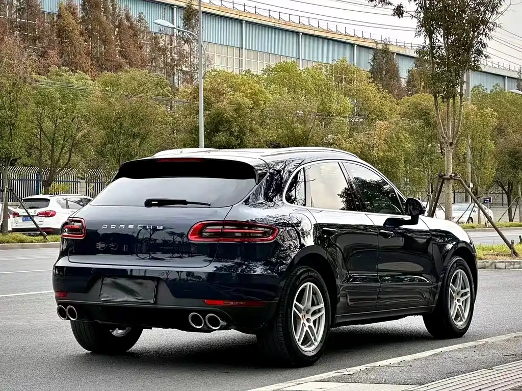 PORSCHE MACAN