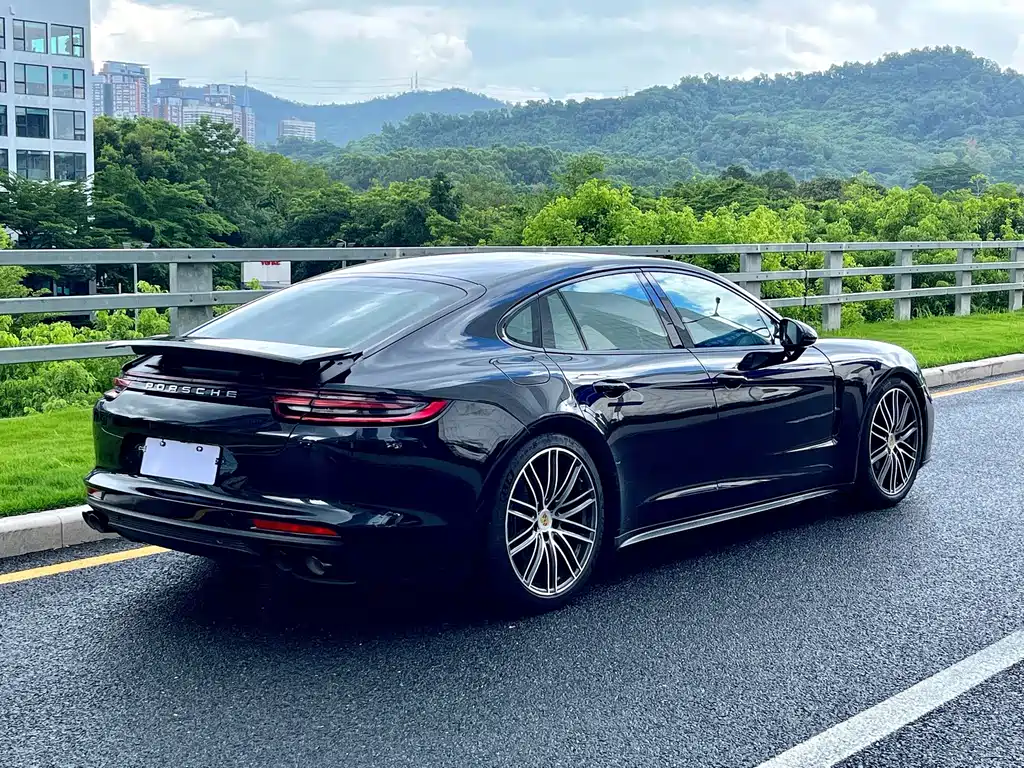 PORSCHE PANAMERA