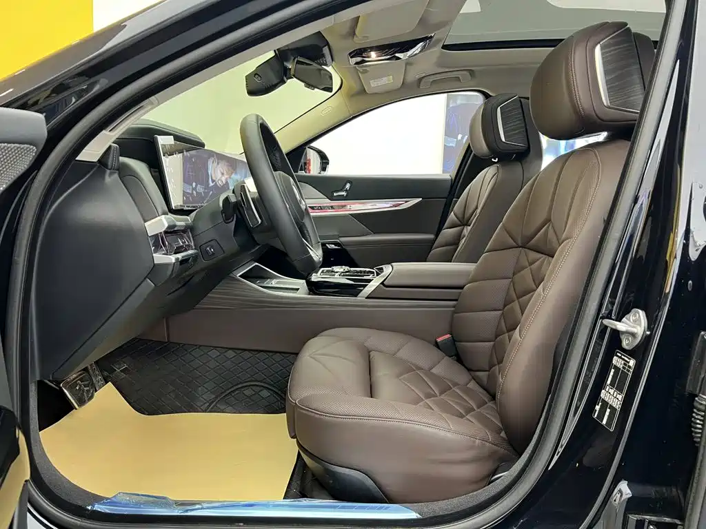 BMW 7 Series — миниатюра 18