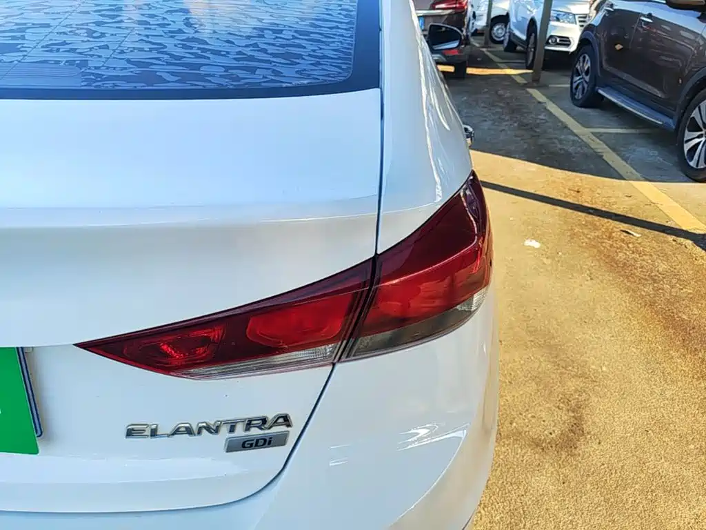 Hyundai Elantra — миниатюра 8