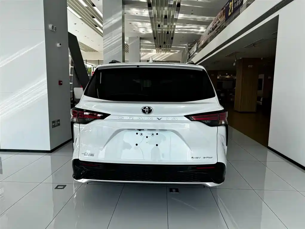 Toyota Granvia 2026 2.5L Luxury PLUS
