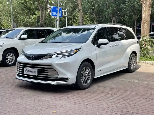 TOYOTA SIENNA 2024