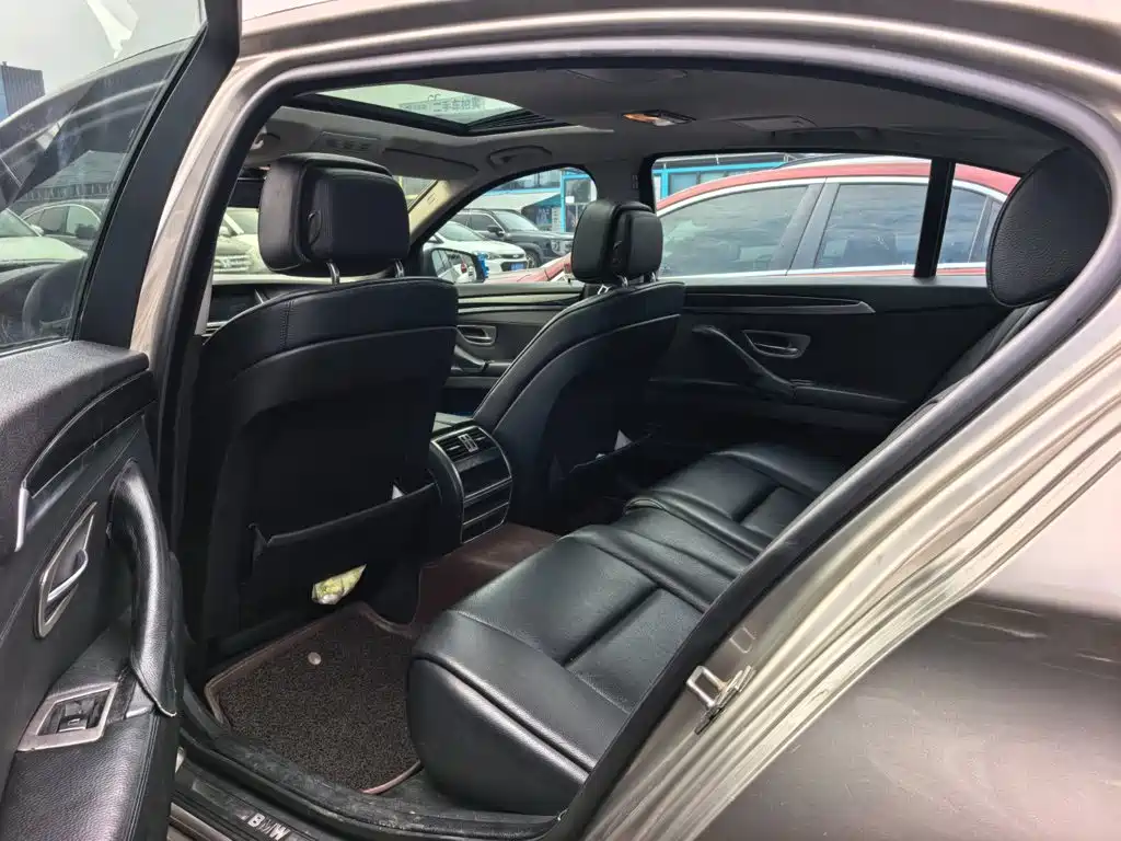 BMW 5 Series — миниатюра 8