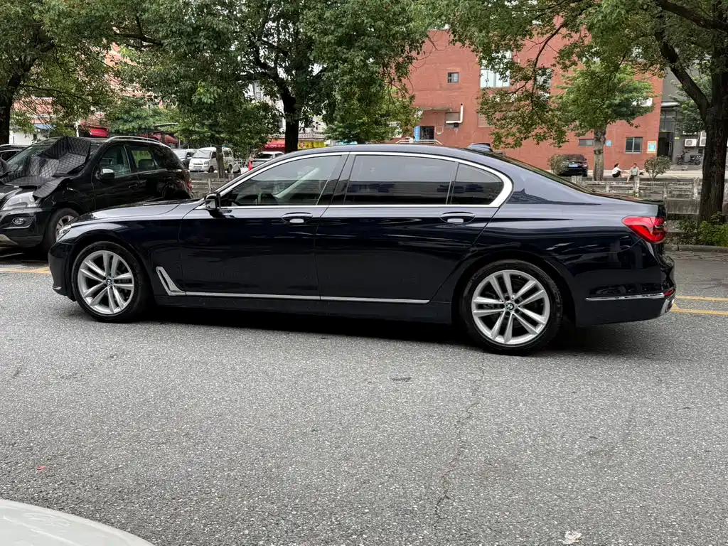 BMW 7 Series — миниатюра 25