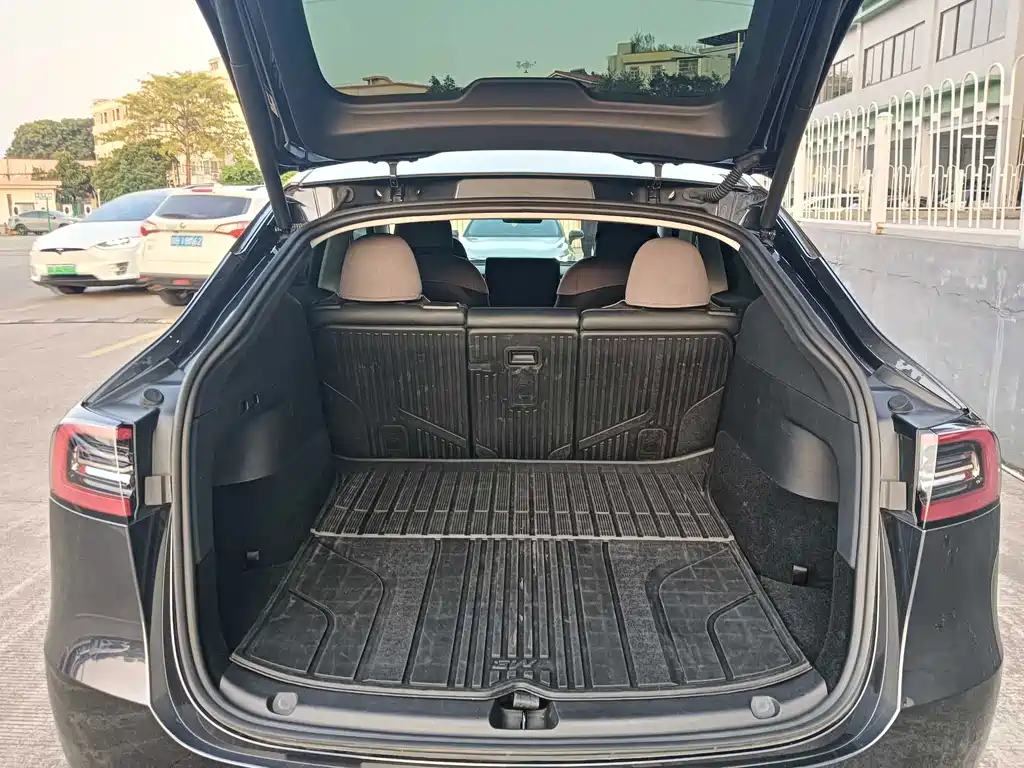 Tesla Model Y — миниатюра 16