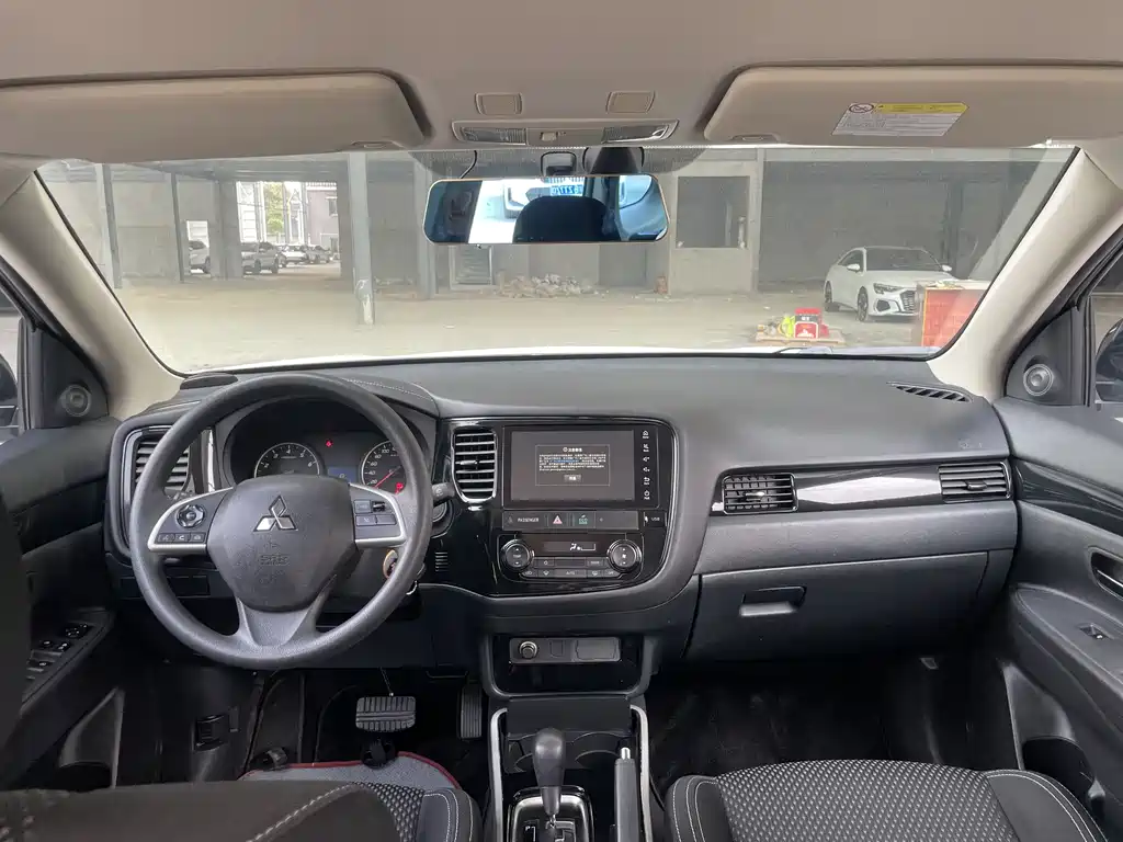 MITSUBISHI OUTLANDER