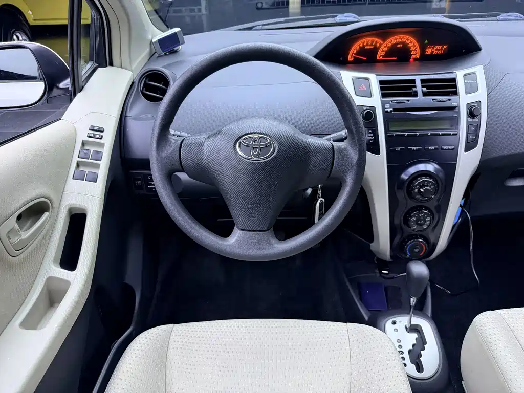 Toyota Yaris — миниатюра 8
