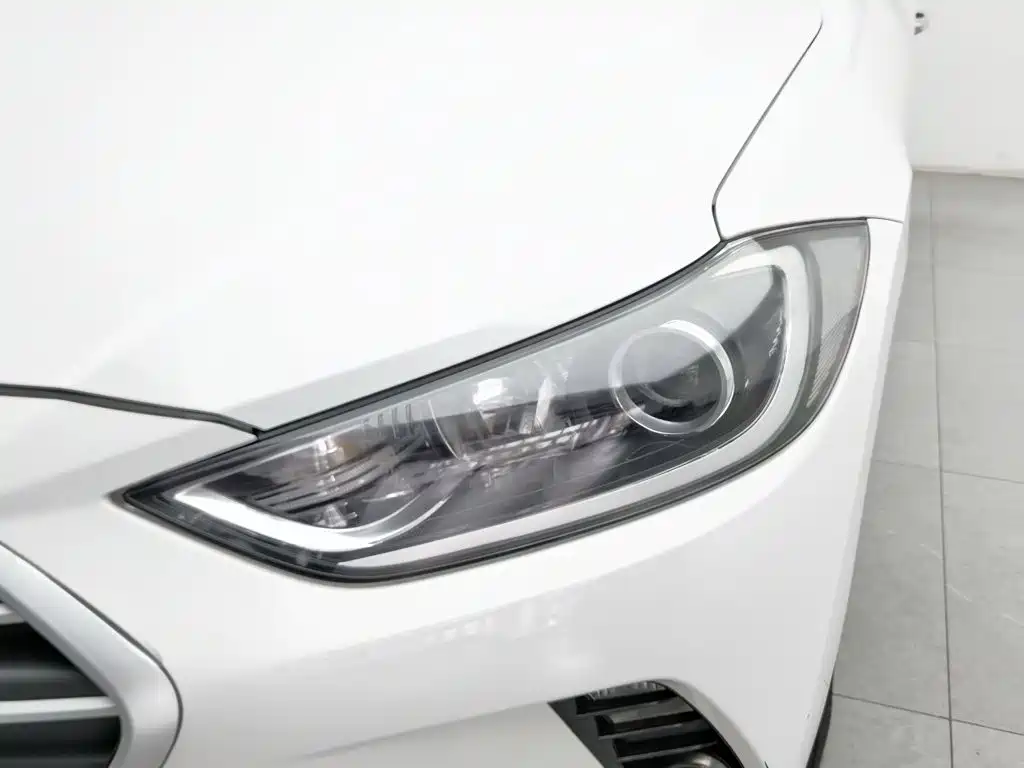 Hyundai Elantra — миниатюра 7